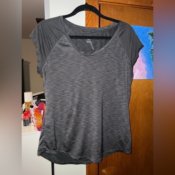 Reebok size medium workout grey short sleeve shirt - Picture 1 of 3